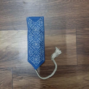kasuthi-hand-embroidered-bookmark